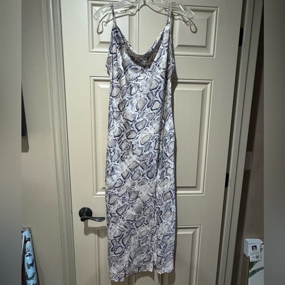 paper hearts Dresses & Skirts - Good used condition silky mid dress. Sz m